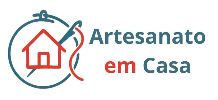 Logo da marca Artesanato em Casa: um bastidor de bordado azul envolvendo uma casa vermelha, atravessada por uma agulha e linha.