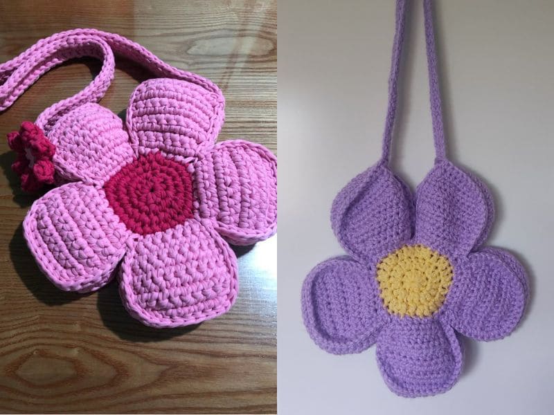 Duas bolsinhas de crochê infantil em formato de flor, uma rosa e outra lilás, ambas com alças.