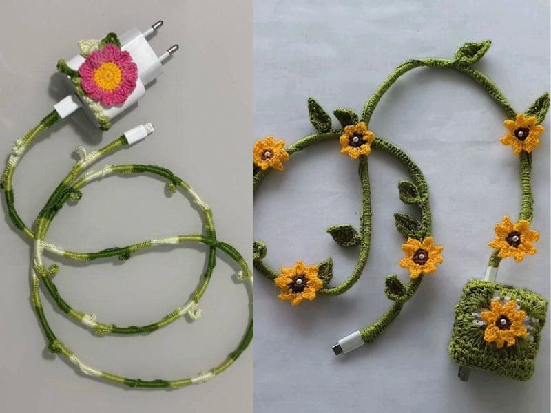 Duas fotos lado a lado mostrando capas de cabo de carregador em crochê com temas florais, um com flor rosa e outro com girassóis.