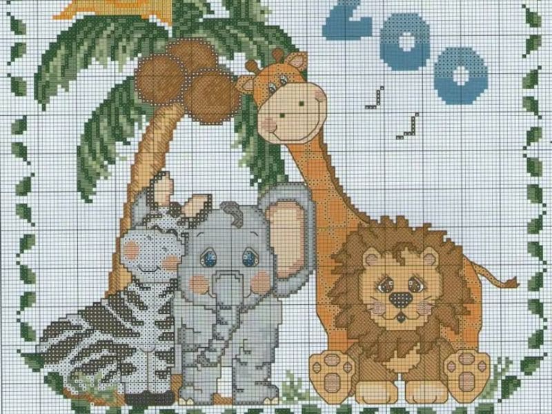 Bordado em ponto cruz de animais de safari: girafa, leão, elefante e zebra, sob uma palmeira.