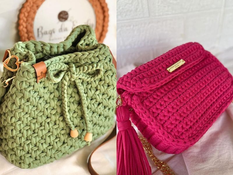 Duas bolsas de crochê de fio de malha: uma verde estilo saco com cordão e outra rosa retangular com fecho e corrente dourada.