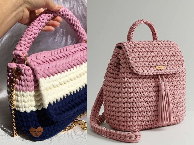 Duas bolsas de crochê fio de malha, uma de ombro listrada e outra mochila rosa.