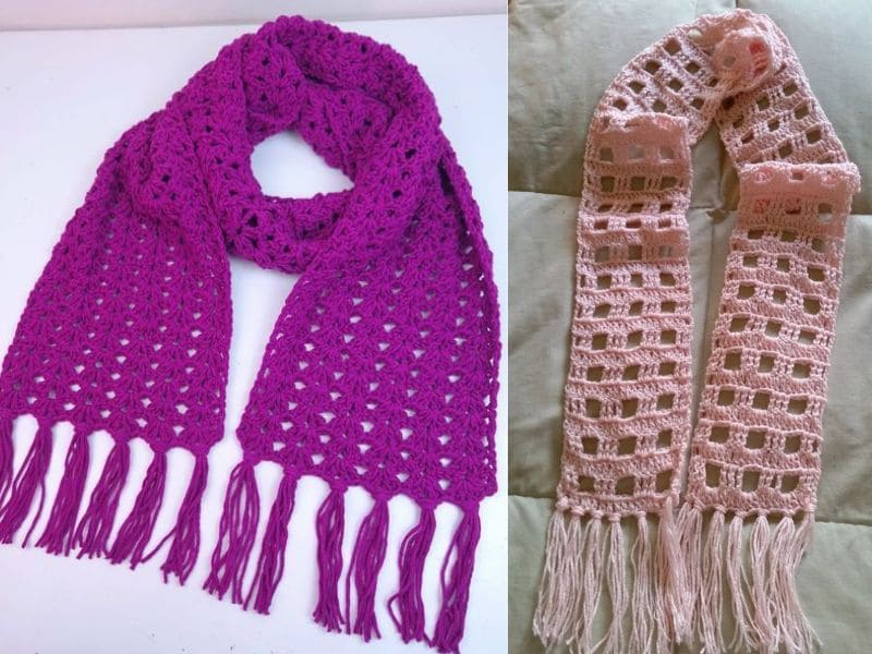 Dois cachecóis de crochê, um roxo e outro rosa, com franjas nas pontas.