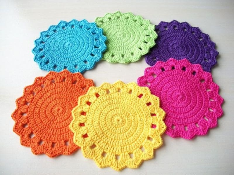 Conjunto colorido de porta copos de crochê artesanais.