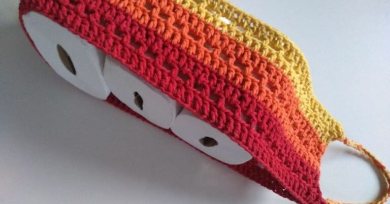 Suporte de crochê colorido para três rolos de papel higiênico.