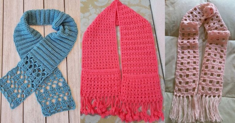 Três cachecóis de crochê em cores diferentes: azul, rosa e rosa claro, cada um com um design único e franjas ou detalhes decorativos.