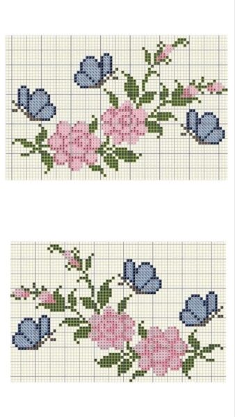 Desenho de ponto cruz com ramos de flores rosas e borboletas azuis em fundo quadriculado.